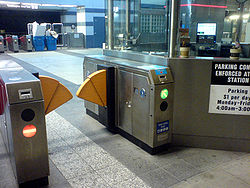 Wide faregates for riders in wheelchair or with luggage. Clipper reader is located on the side wall.